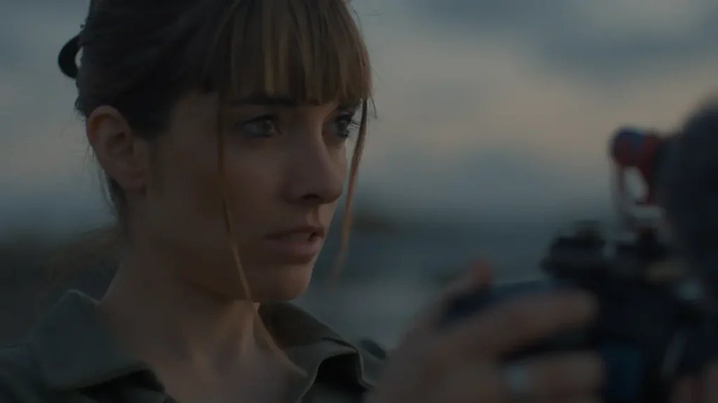 Primer plano de Carolina Sosa, directora de Agua Invadida, documental clave sobre la pesca ilegal en Uruguay.