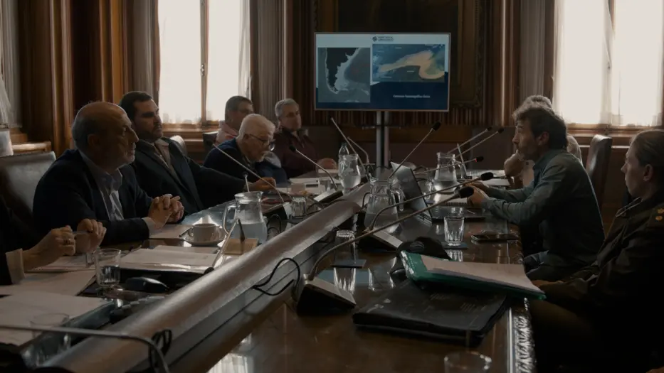 Equipo de Agua Invadida en el Parlamento uruguayo durante presentación sobre pesca ilegal en 2024.