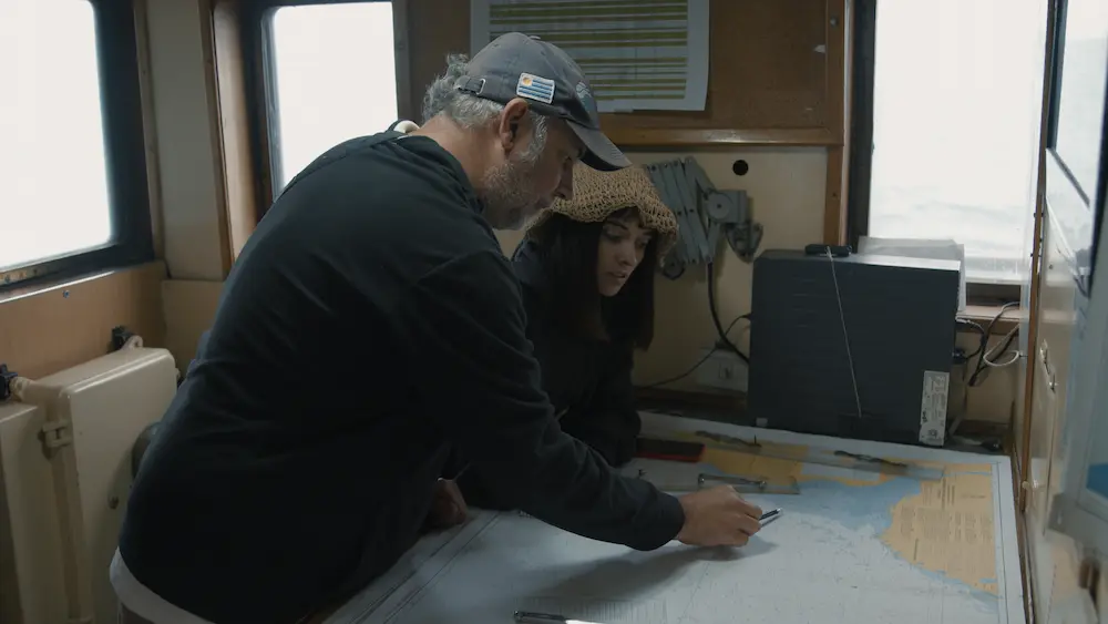 Carolina Sosa y Andrés Milessi planificando la investigación del documental Agua Invadida.