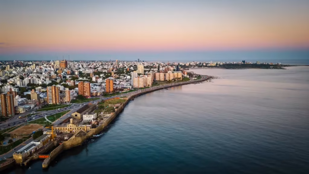 Costa de Montevideo al atardecer, marco del Compromiso Montevideo por el Cambio Climático.