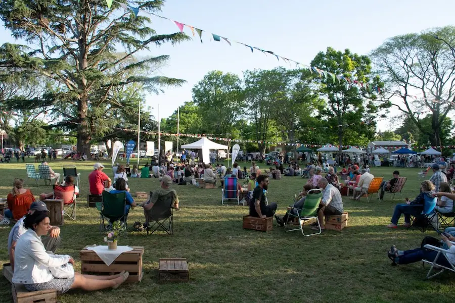 Público disfrutando actividades al aire libre en la segunda edición de la feria ecológica.