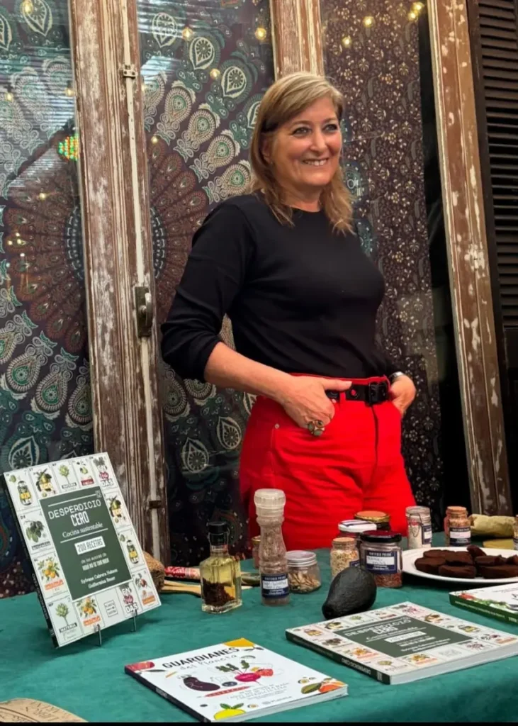 Silvana Cabrera, autora de Aquí no se tira nada, en la feria ecológica de Colonia Valdense.