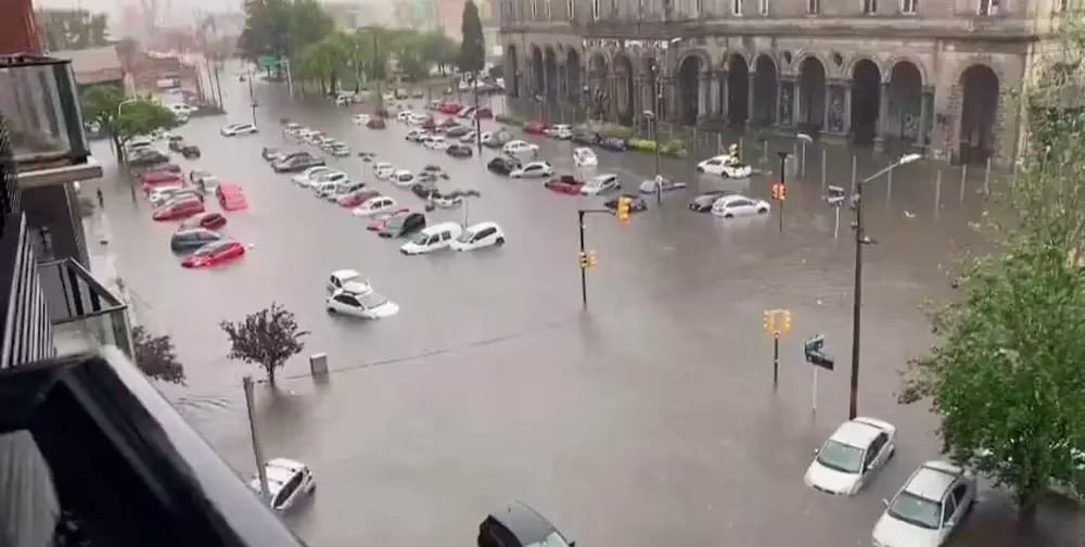 Calles anegadas durante eventos extremos que impulsan el Compromiso Montevideo por el Cambio Climático.