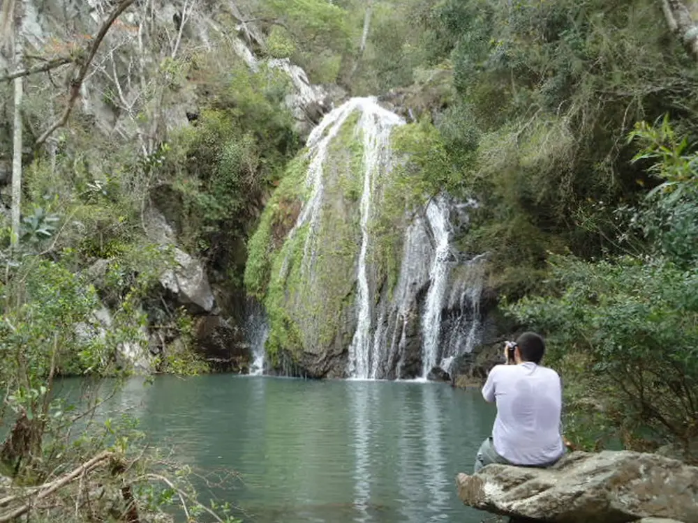 Cascada en la Quebrada de los Cuervos y Sierras del Yerbal, un paisaje protegido del SNAP Uruguay, ideal para senderismo y fotografía de naturaleza.