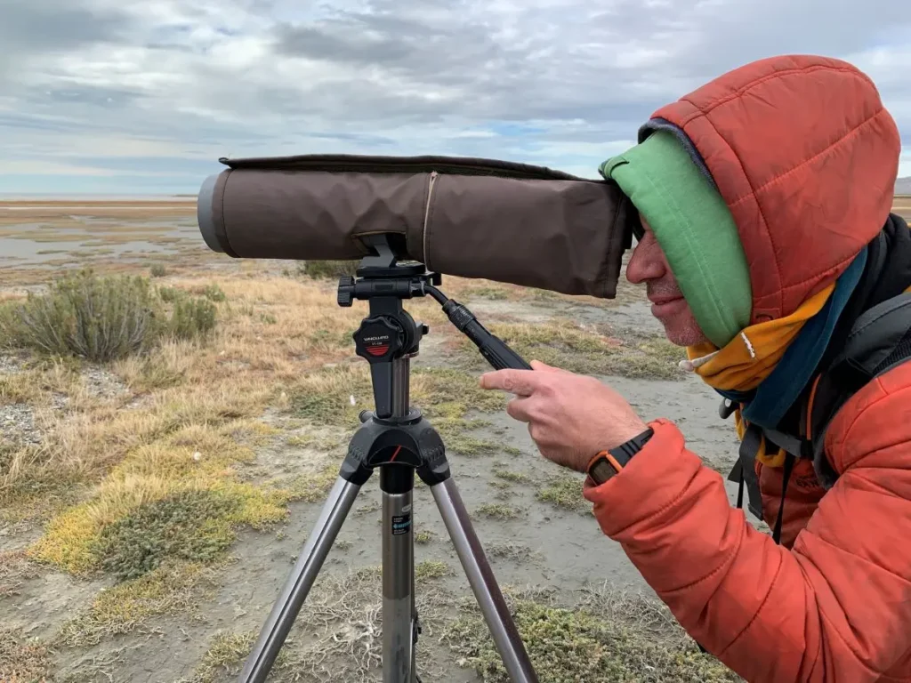 Emanuel Machín realizando observaciones con cámara en el sur de Argentina, parte de las entrevistas ambientales de Ambienta 2025.