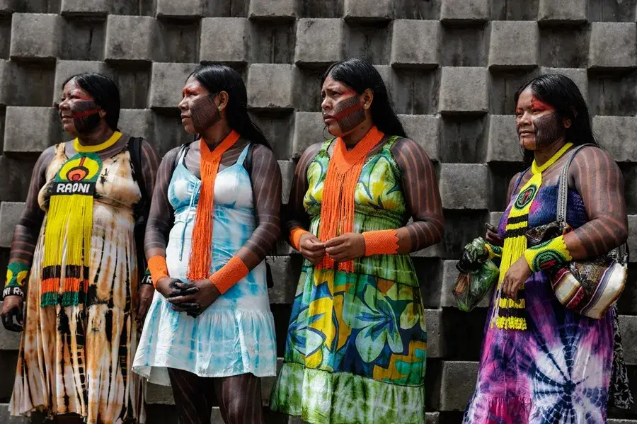 Mujeres indígenas llegan a la Cumbre de los Pueblos en Belém, COP30, Brasil.