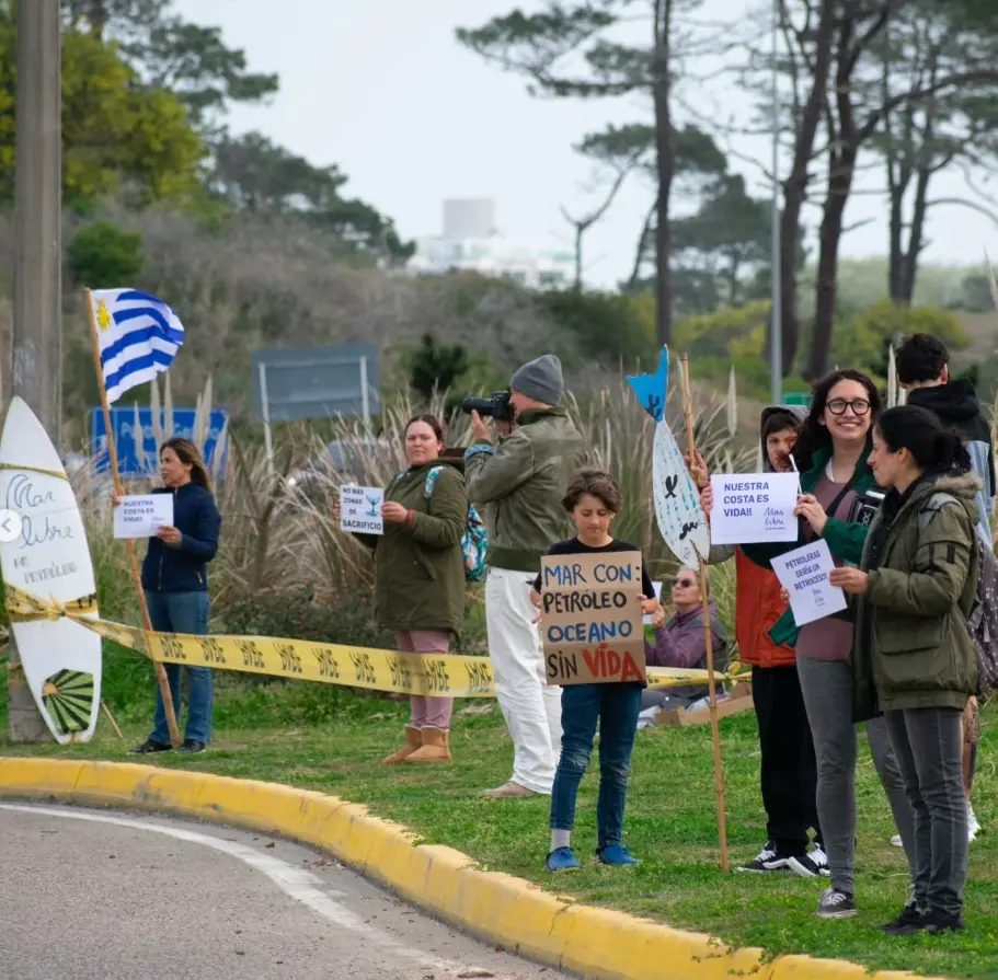manifestacion-prospeccion-sismica-uruguay | Ambienta Personas en la costa uruguaya protestan contra la búsqueda de petróleo en Uruguay.