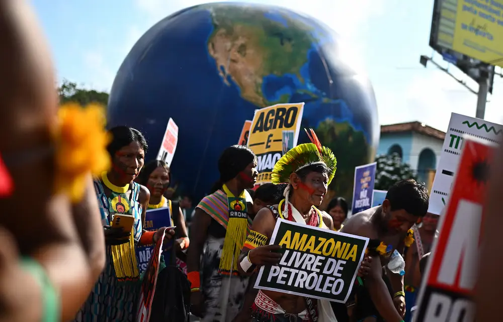 Marcha indígena en Belém por el clima y la Amazonía, previo a la COP30, exigiendo "Amazonía Libre de Petróleo".