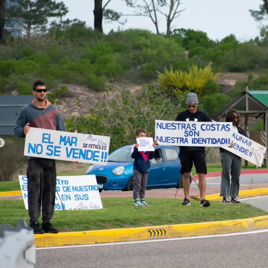 protesta-costera-prospeccion-sismica-uruguay | Ambienta Manifestantes con carteles contra la búsqueda de petróleo.