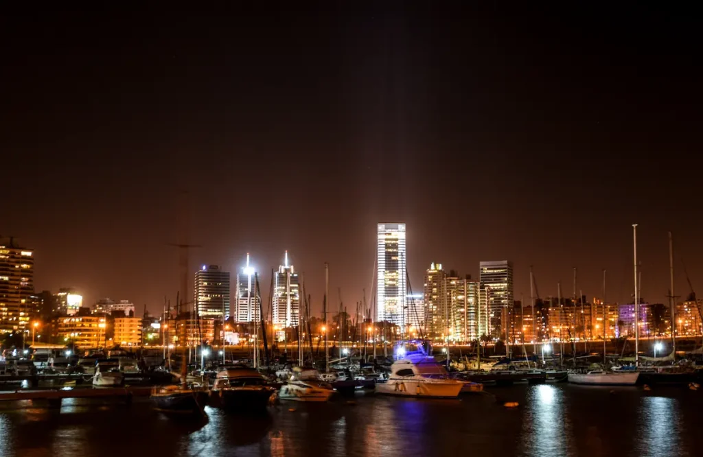puertito-buceo-montevideo-contaminacion-luminica-vista-nocturna | Ambienta Vista nocturna del Puertito del Buceo en Montevideo, con alta contaminación lumínica que impide ver el cielo estrellado.