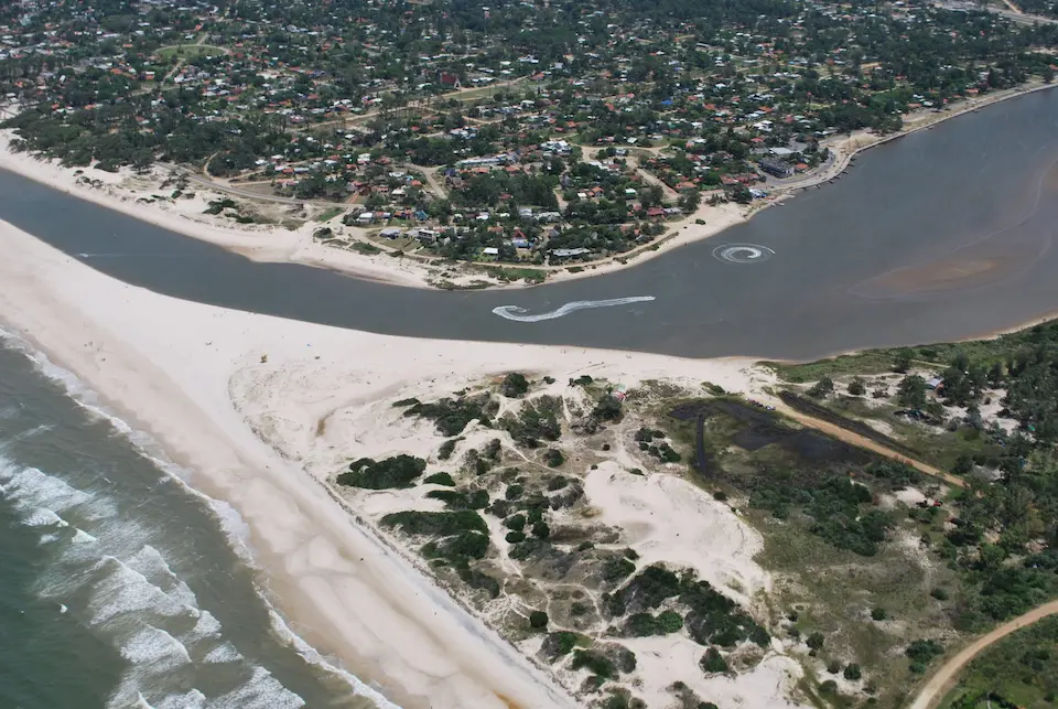 Vista aérea de La Floresta (Canelones), mostrando las dunas y la desembocadura del Arroyo Solís Chico, punto central de la plantación de pasto dibujante de la Segunda Jornada Encuentro Costero.