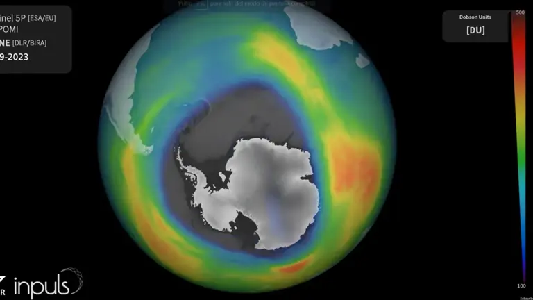 Agujero de ozono sobre la Antártica en septiembre de 2023, mostrado en un mapa global de colores.
