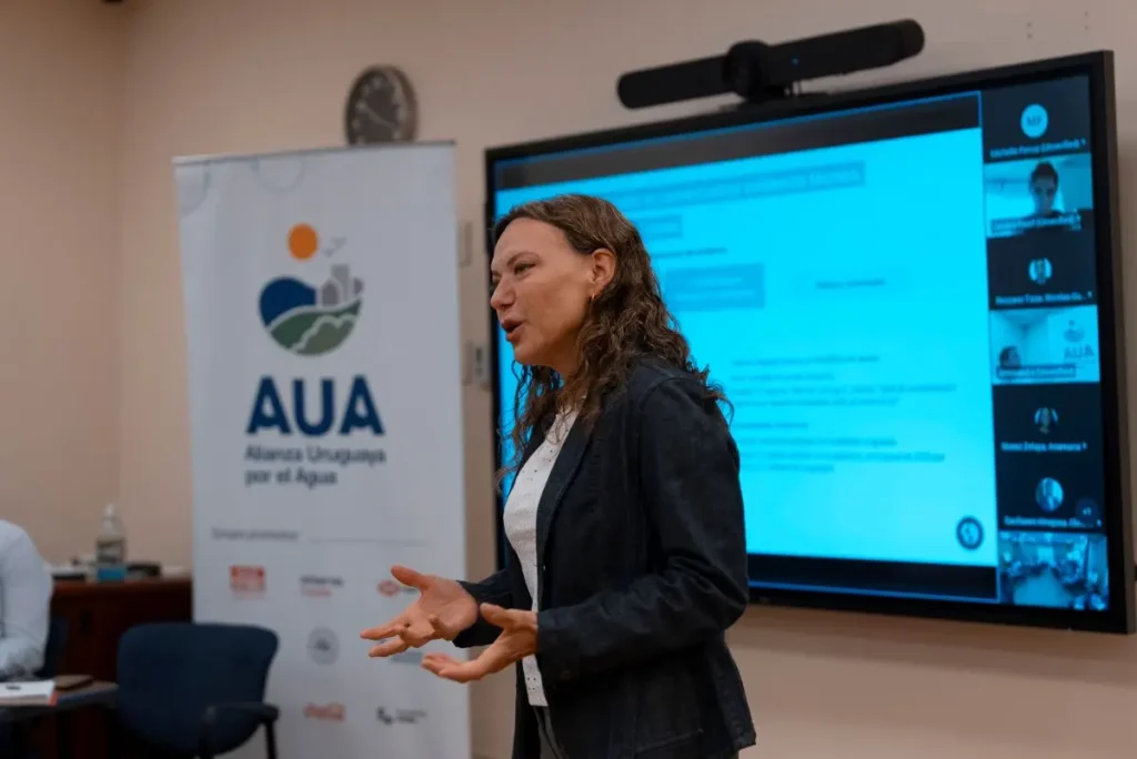 La ingeniera Alessandra Tribocchi de AIDIS exponiendo sobre la conexión entre ciencia y ciudadanía para la gestión sostenible del agua en Uruguay.