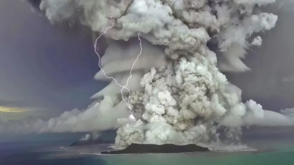 Erupción Hunga Tonga 2022: Gigantesca columna de ceniza y vapor de agua. El evento alteró la atmósfera y el agujero de ozono.