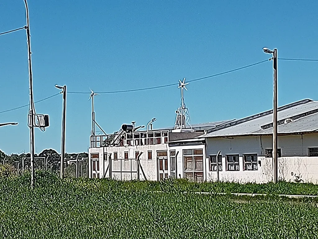 Edificio de la Escuela Técnica N.º 1 de Necochea con aerogeneradores en funcionamiento.