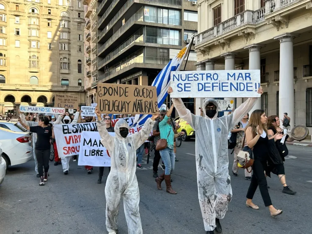 Movilización ciudadana por un mar libre de petroleras en Uruguay, con carteles y banderas. Foto de Ambienta.