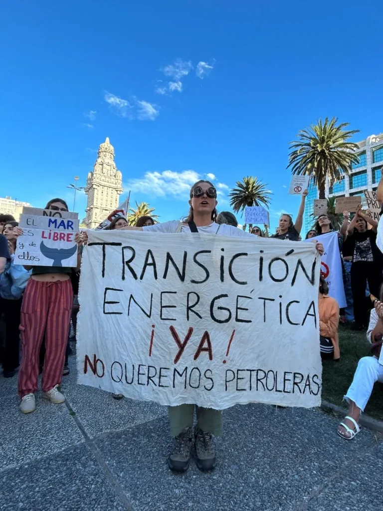 Una ciudadana reclama transición energética en la convocatoria de Mar Libre de Petroleras Uruguay.