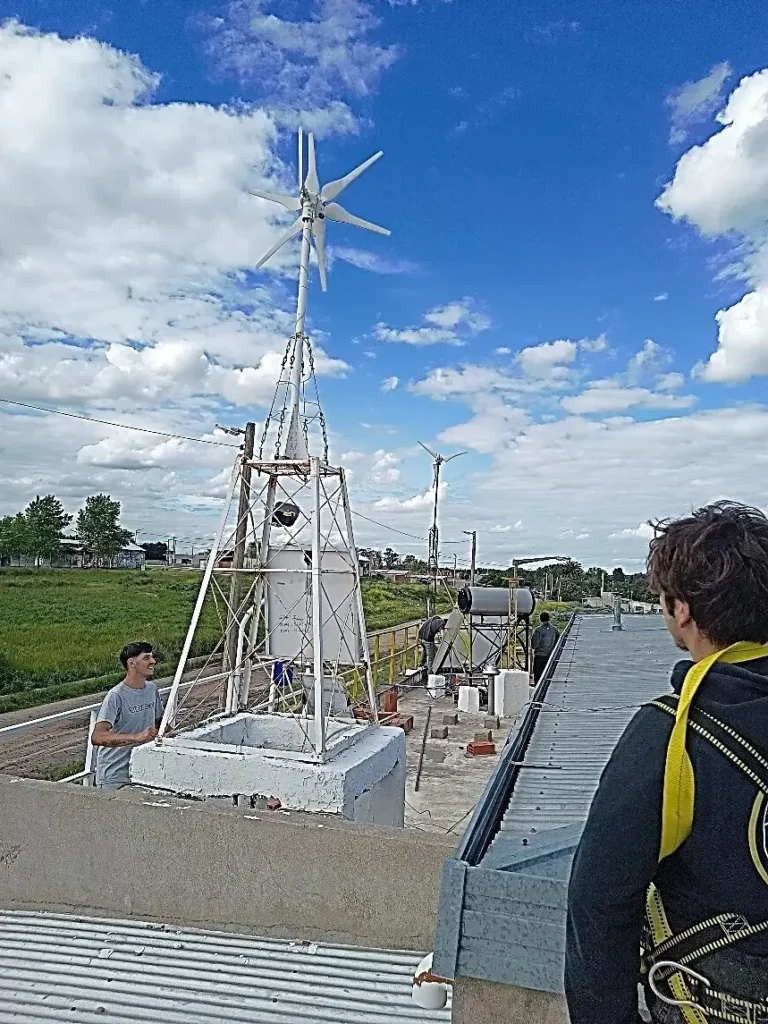 Estudiantes realizan tareas técnicas en plataforma exterior.