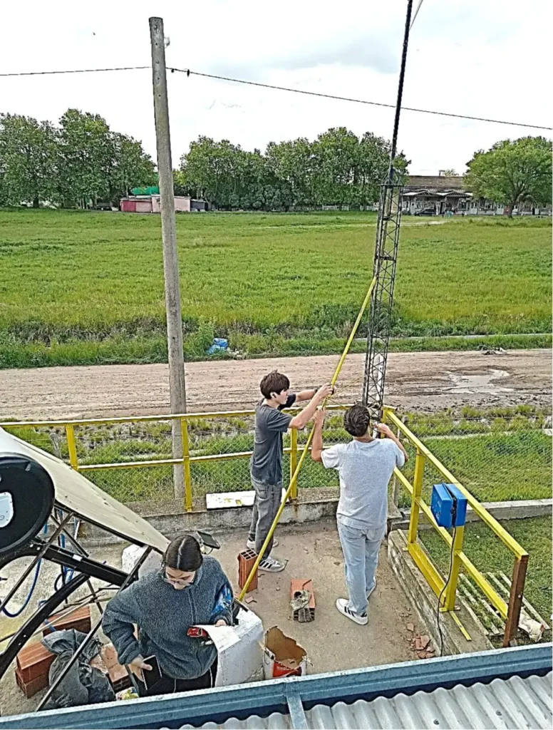 Parque minieólico escolar en etapa de instalación.
