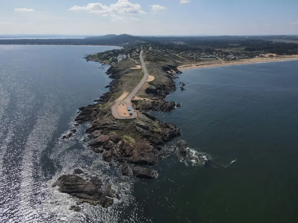 Paisaje de Punta Ballena, símbolo del balance ambiental 2025 y la resistencia ante la crisis ambiental en Uruguay.