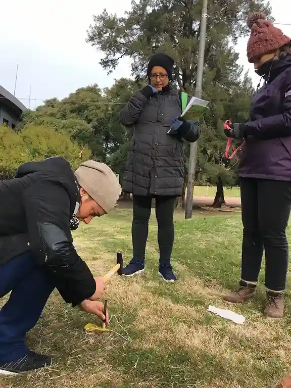 Equipo docente de la Escuela 100 realizando mediciones técnicas del terreno en actividades EEPE.