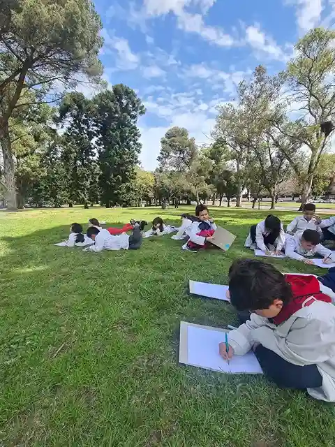 Alumnos de la Escuela 100 aplicando el ciclo de indagación en el patio verde.