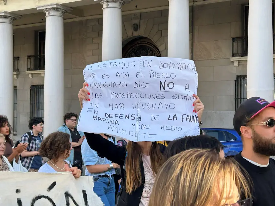 Detalle de carteles escritos a mano durante la movilización contra la prospección sísmica en Uruguay.