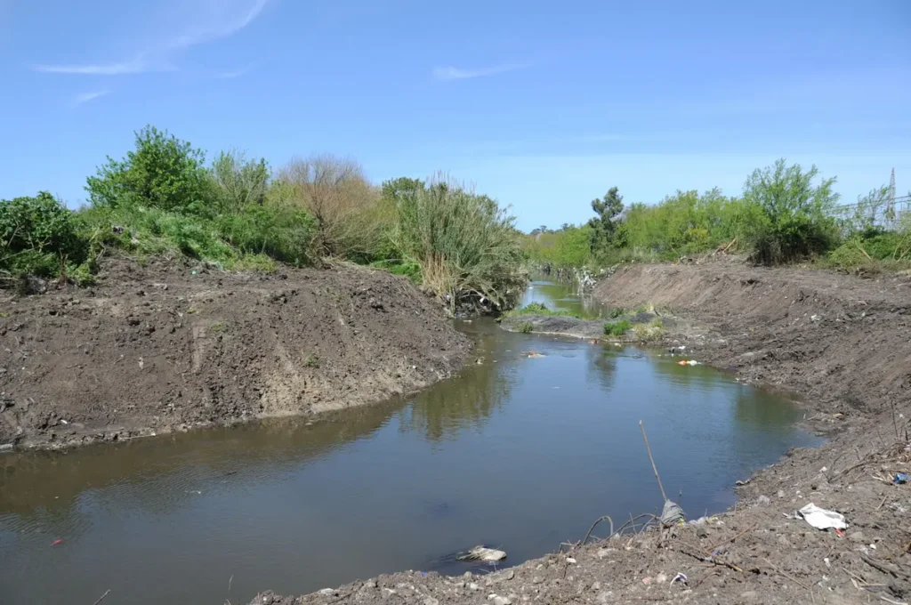 Una Auditoría Revela Que 25 Empresas Con Permisos Vencidos Operan Sin Control Ambiental Desde 2021 Fallas en el control ambiental en Uruguay sobre el Arroyo Miguelete
