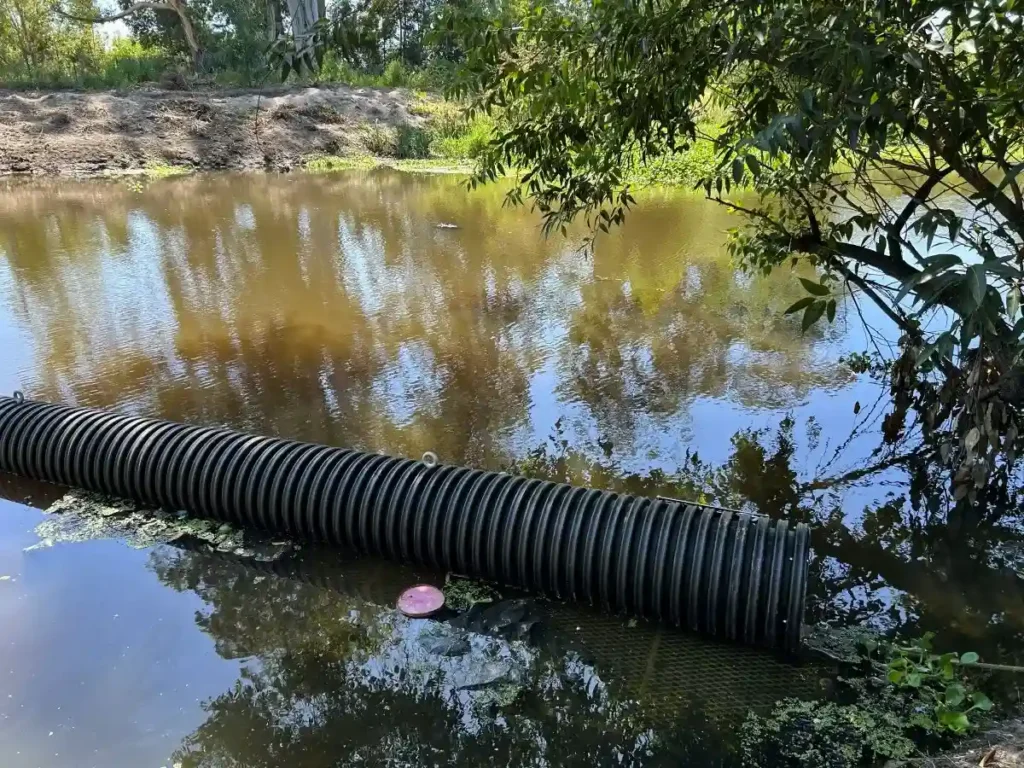 Vista panorámica de la nueva biobarda instalada en el arroyo Carrasco para la contención de residuos y protección del ecosistema.