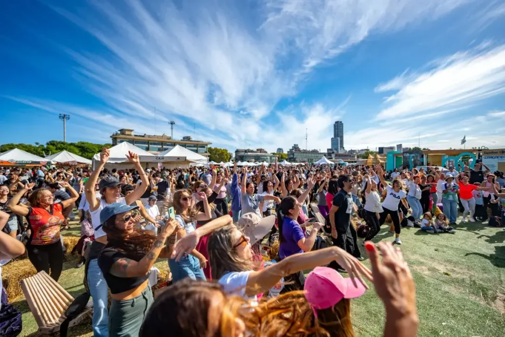 El Pulso De La Sustentabilidad Regional Bioferia 2026 Se Prepara En Buenos Aires Multitud participando en actividades al aire libre durante el festival de sustentabilidad Bioferia 2026.