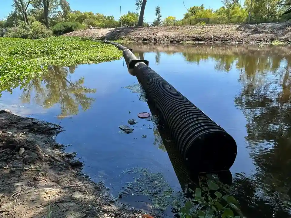Detalle de la estructura metálica y flotante de la biobarda en el arroyo Carrasco diseñada por la empresa Elastec.