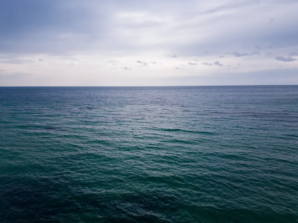 Uruguay Un Gigante Marítimo Sin Barcos Para Conocer Su Propio Océano Vista aérea del horizonte infinito del mar uruguayo representando la extensión de la plataforma continental y la falta de barcos científicos.