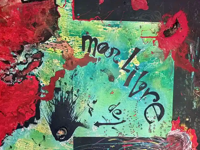 Obra de arte con la frase "Mar Libre de..." rodeada de texturas orgánicas y colores marinos, representando la lucha ambiental.