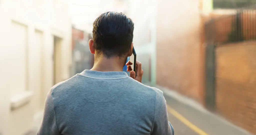 Persona realizando una llamada para denunciar un incidente ambiental ante la DINACEA, dirección responsable del sistema de denuncias del Ministerio de Ambiente.