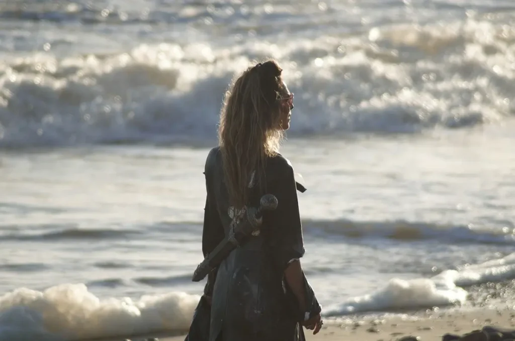 La artista Lara Campiglia frente al Atlántico Sur, fusionando arte y ciencia para la conservación marina en Uruguay.
