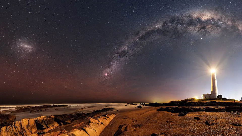 El cielo nocturno sobre el Faro de La Paloma analizado por Florencia Reichmann. Fotografía de Mauricio Salazar.