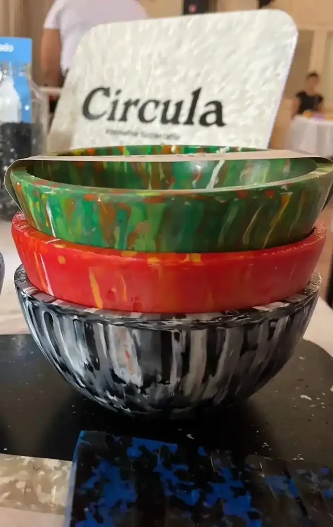 Bowls de diversos colores fabricados con plástico 100% reciclado por el proyecto Circula en Uruguay.