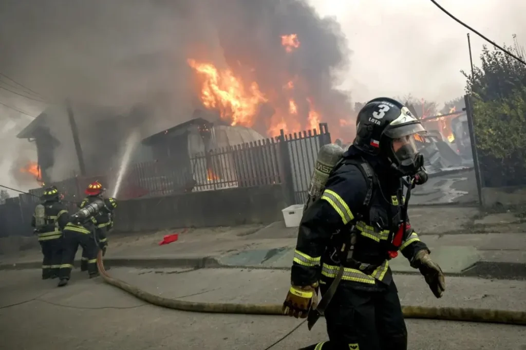 Viviendas destruidas por los incendios forestales 2026 en Penco, Chile.
