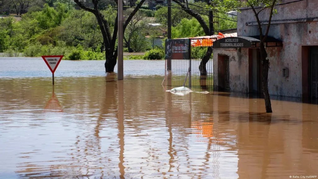 Inundaciones en el departamento de Salto, Uruguay, evidenciando la frecuencia de eventos climáticos extremos en el territorio.