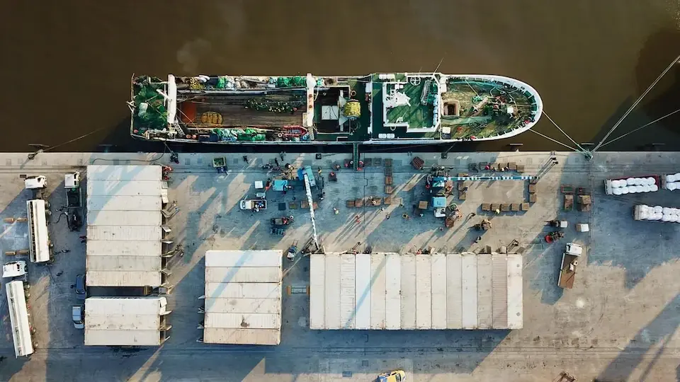 Vista cenital de un buque de pesca realizando operativa de carga y suministro en el Puerto de Montevideo.