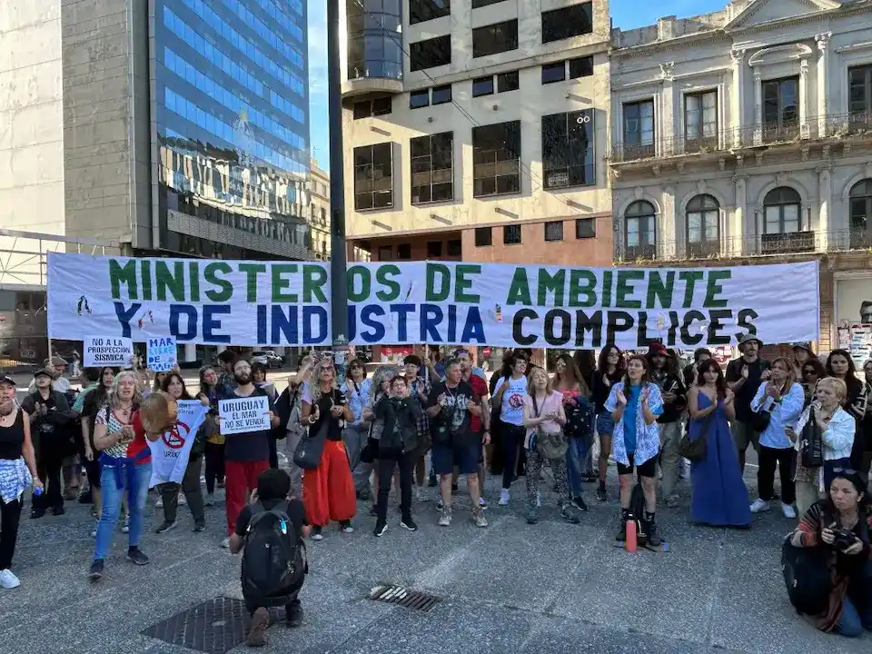 Concentración ciudadana impulsada por Mar Libre de Petroleras Uruguay frente al Ministerio de Ambiente en Montevideo.