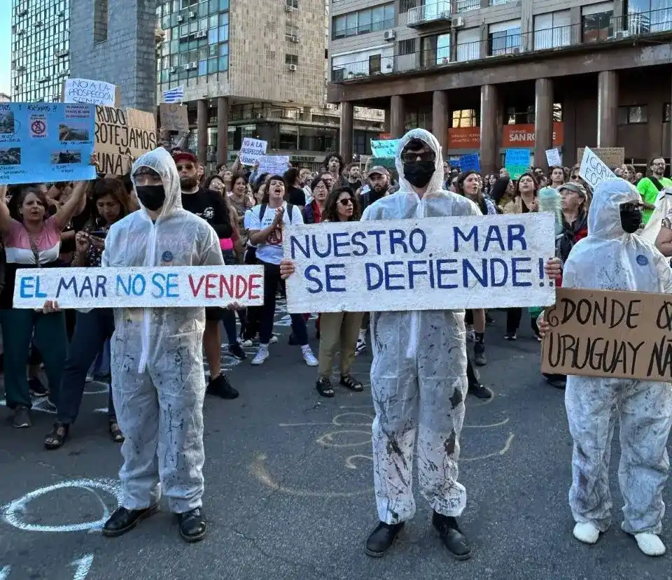 Colectivos sociales en Montevideo protestan contra la exploración offshore para evitar el deterioro social y ambiental de la costa uruguaya.