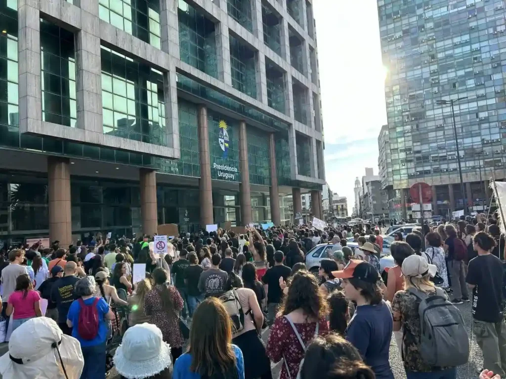 Multitud de manifestantes concentrados frente al edificio de la Presidencia de la República de Uruguay en Montevideo.