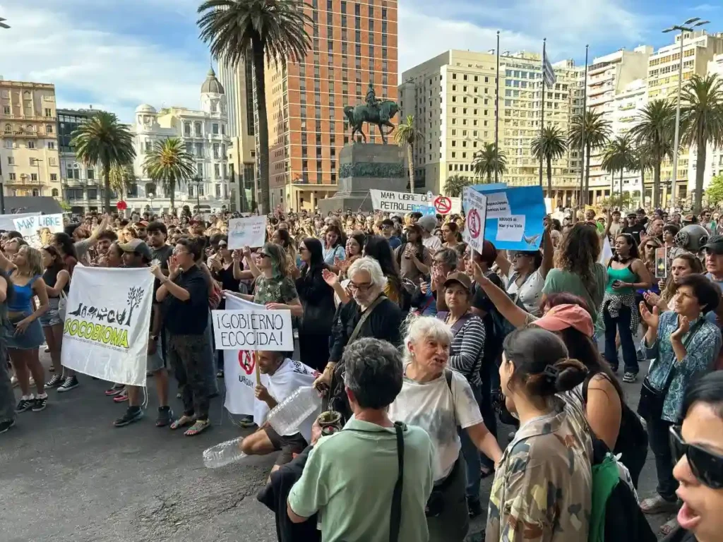 El Mar Frente Al Estrado Colectivos socioambientales y ciudadanos con pancartas de SOCOBIOMA frente a la Plaza Independencia de Montevideo en rechazo a las petroleras.