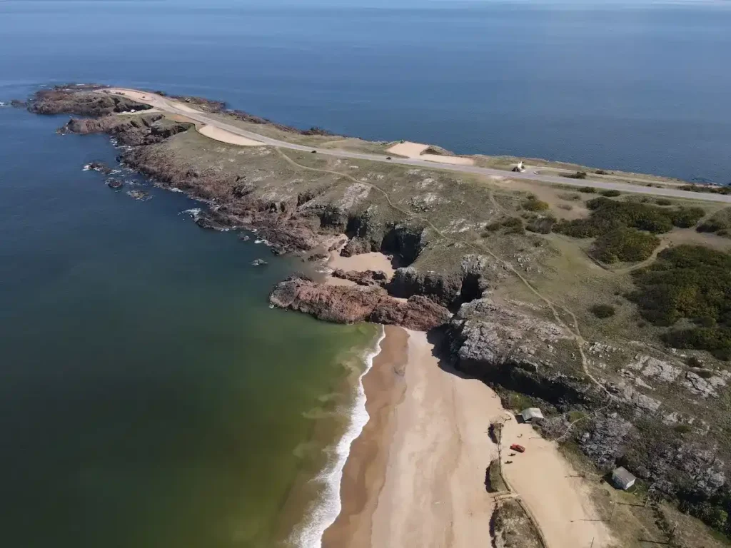 Vista de costado del acantilado y la zona de grutas en Punta Ballena, Maldonado, amenazada por explosiones de obras edilicias.