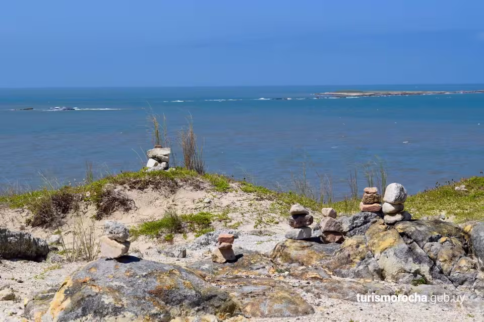 Paisaje costero del Área Protegida Cerro Verde e Islas de La Coronilla en Rocha, zona de alimentación de tortugas marinas en Uruguay.
