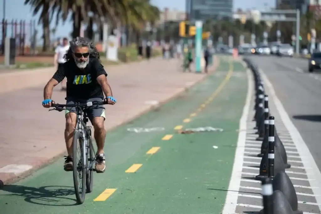 Ciclista en la rambla de Montevideo, ejemplo de movilidad sostenible y esparcimiento saludable.
