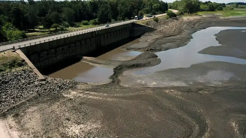 Vista aérea del embalse de Paso Severino casi sin agua durante la crisis hídrica histórica de 2023 en Florida, Uruguay.