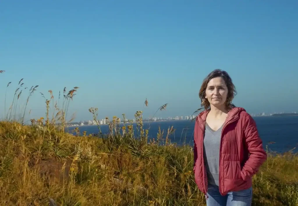 Retrato de la arquitecta Isabel Gadino, docente de la Udelar e investigadora del movimiento social en Punta Ballena.