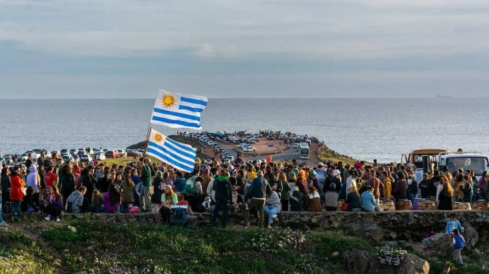 Concentración masiva de vecinos y activistas de la plataforma No al Proyecto Punta Ballena en la ruta panorámica de Maldonado.